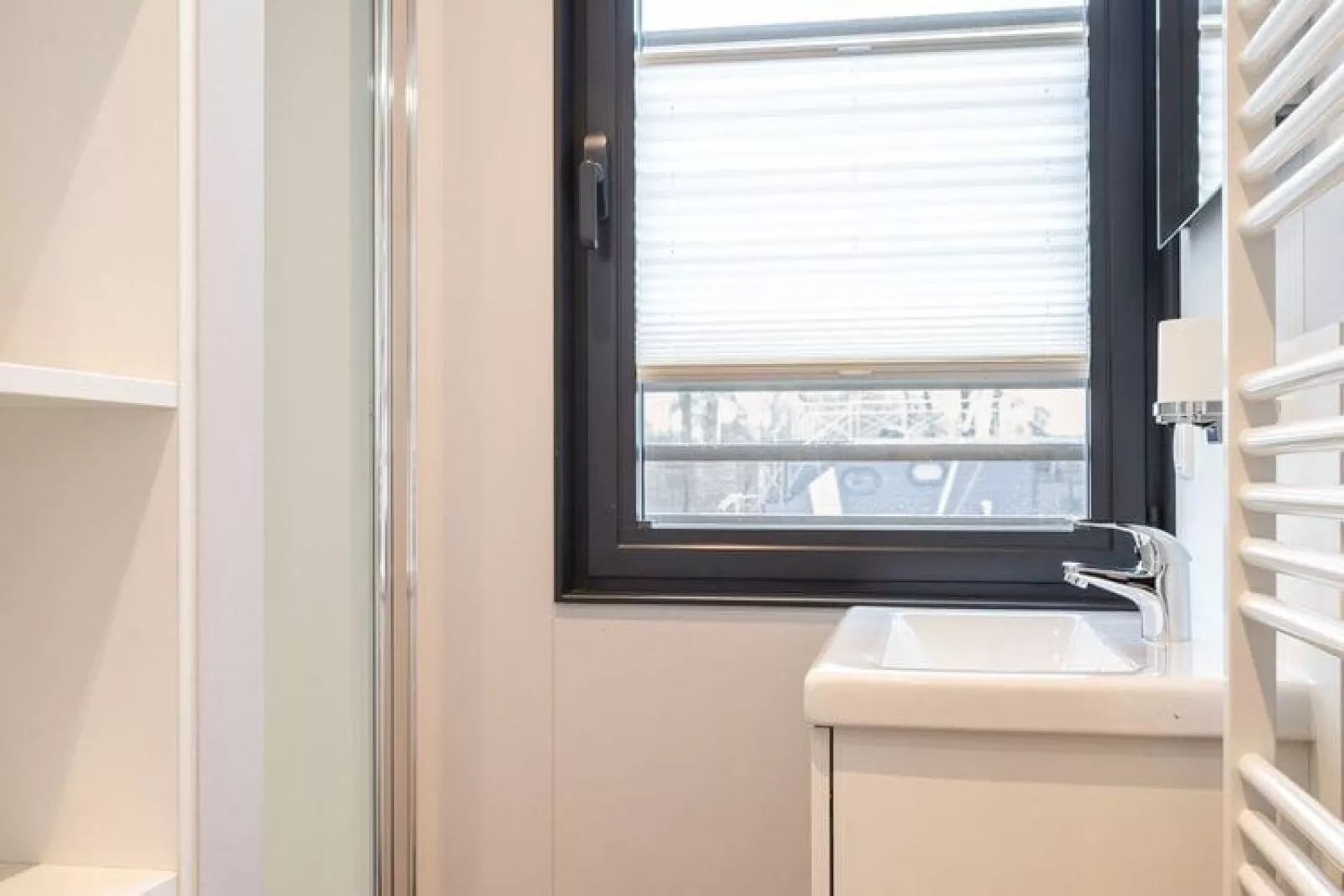 Houseboat Elysium met dakterras-Bathroom