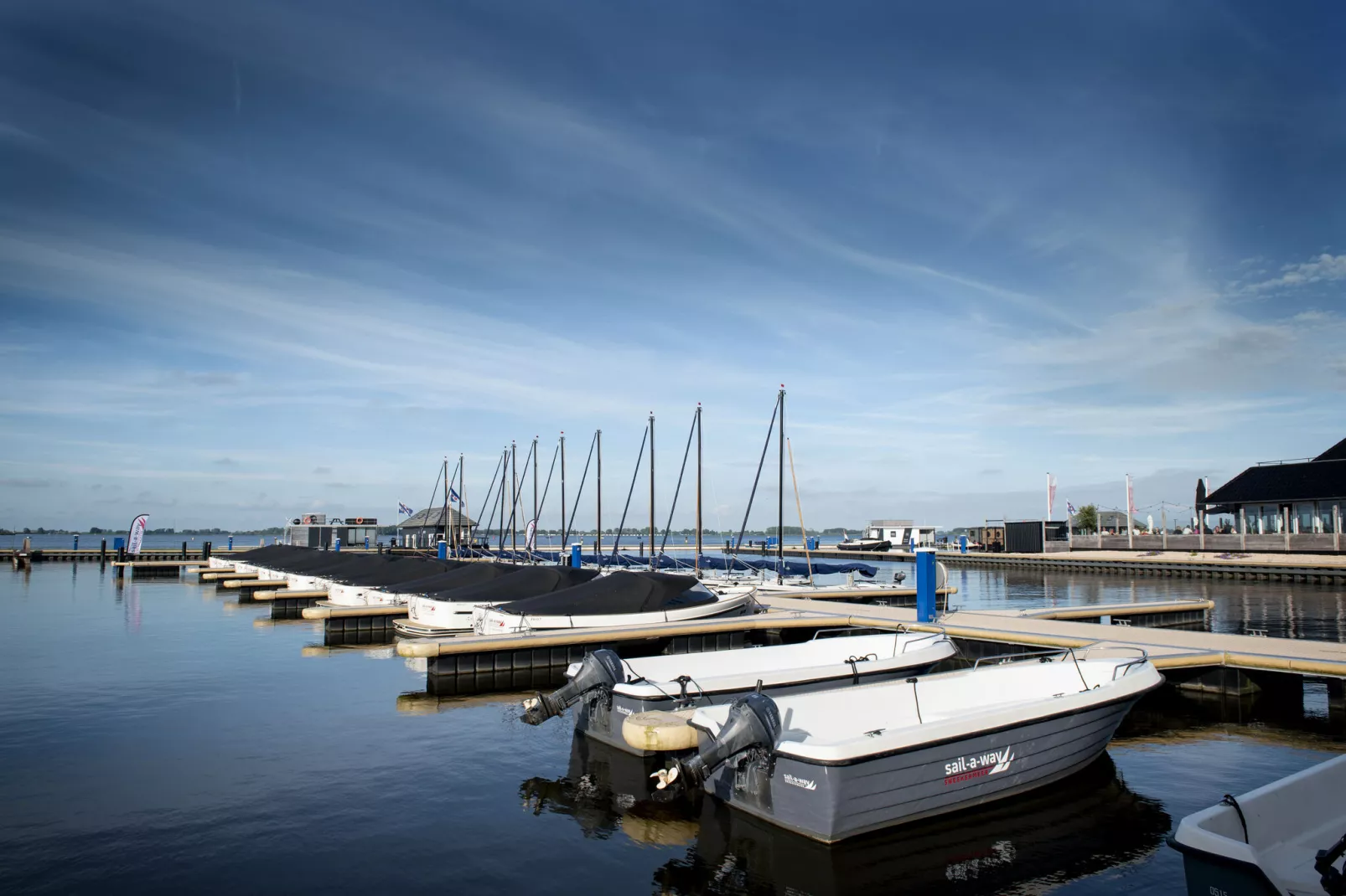 Houseboat Elysium met dakterras-Areas summer 1km