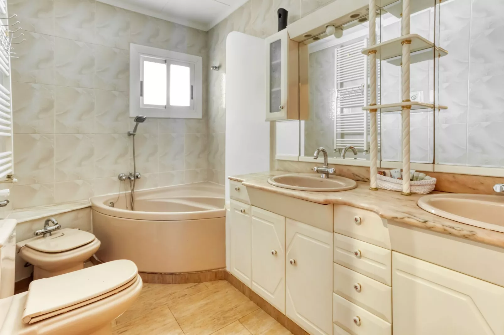 Casa Ausias-Bathroom