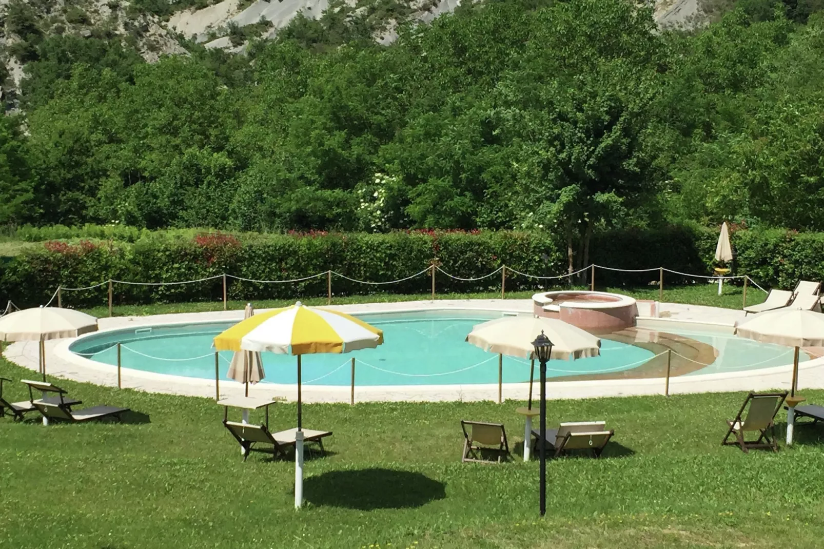 Rosa Gialla-Pool