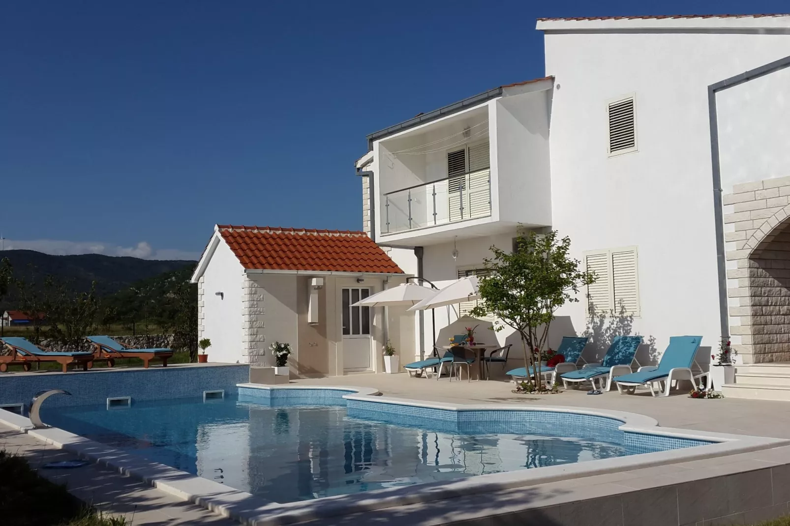 Villa Almas holiday house-Exterior summer