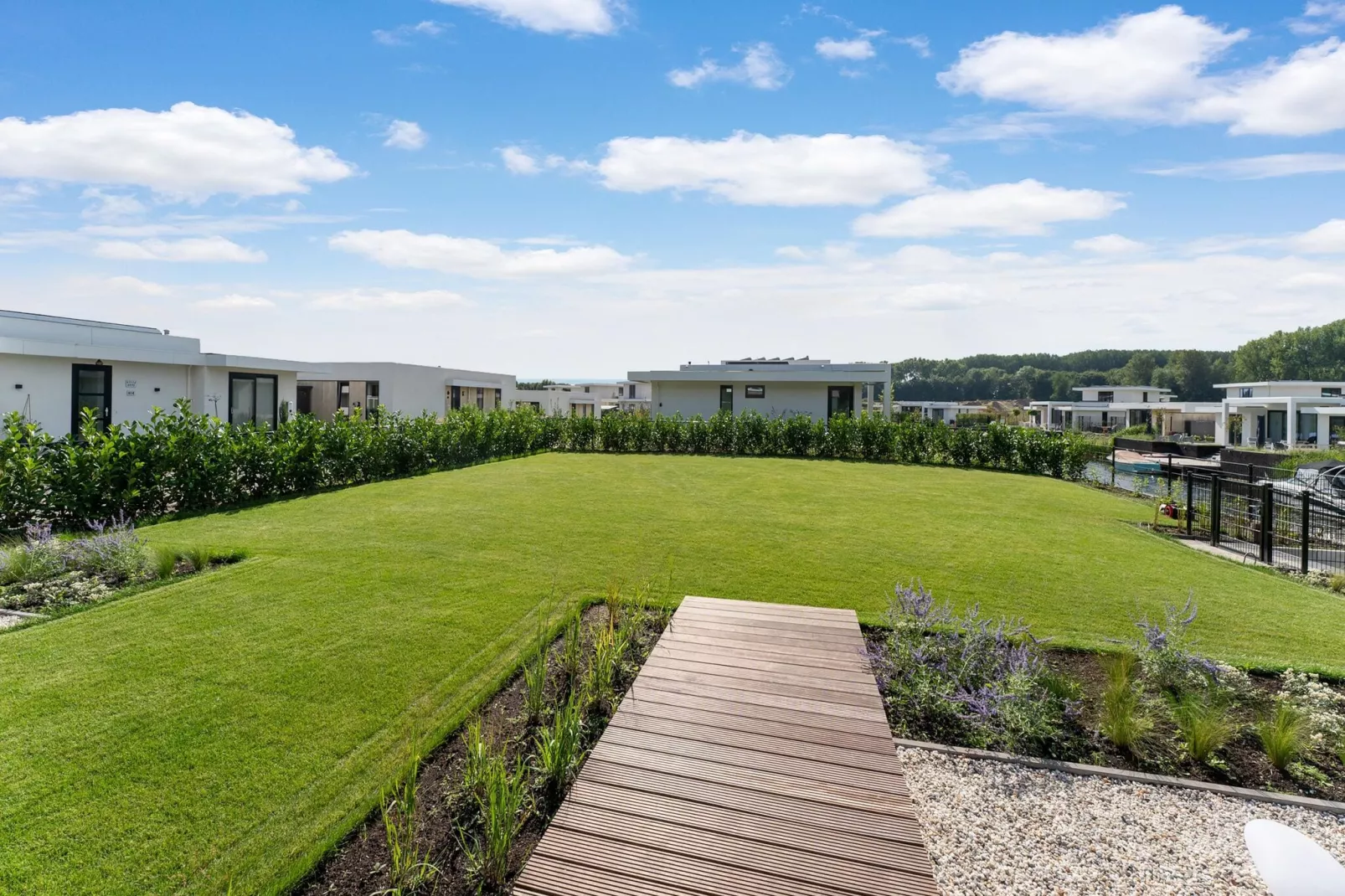 Watervilla Harderwold 380-Gardens summer