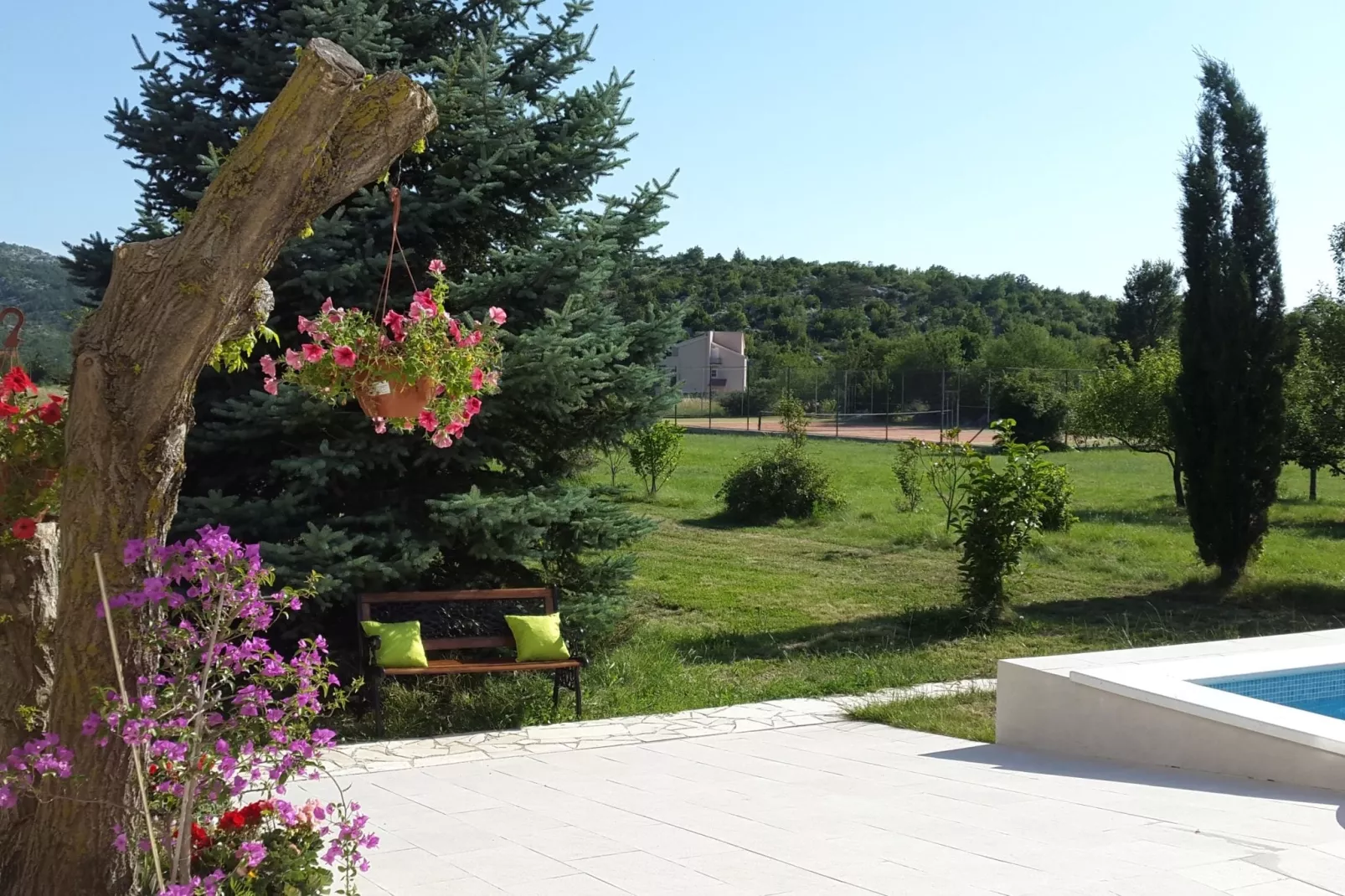 Villa Almas holiday house-Gardens summer