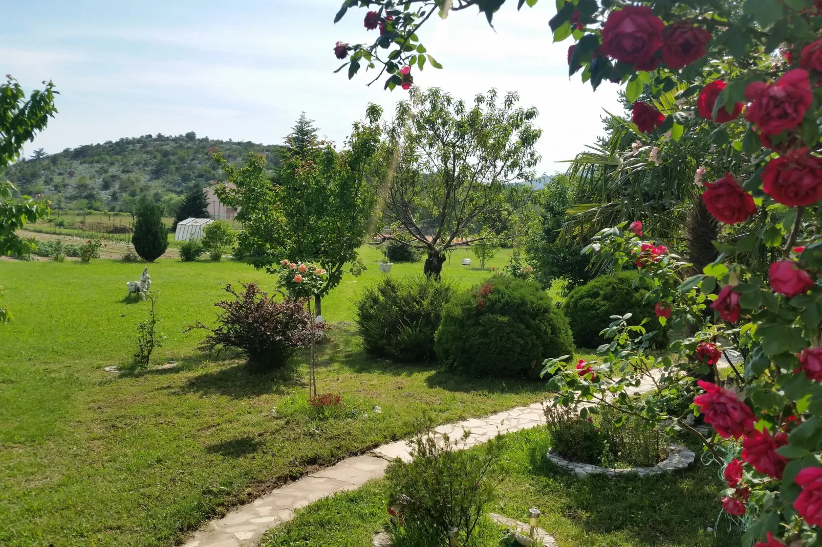 Villa Almas holiday house-Gardens summer
