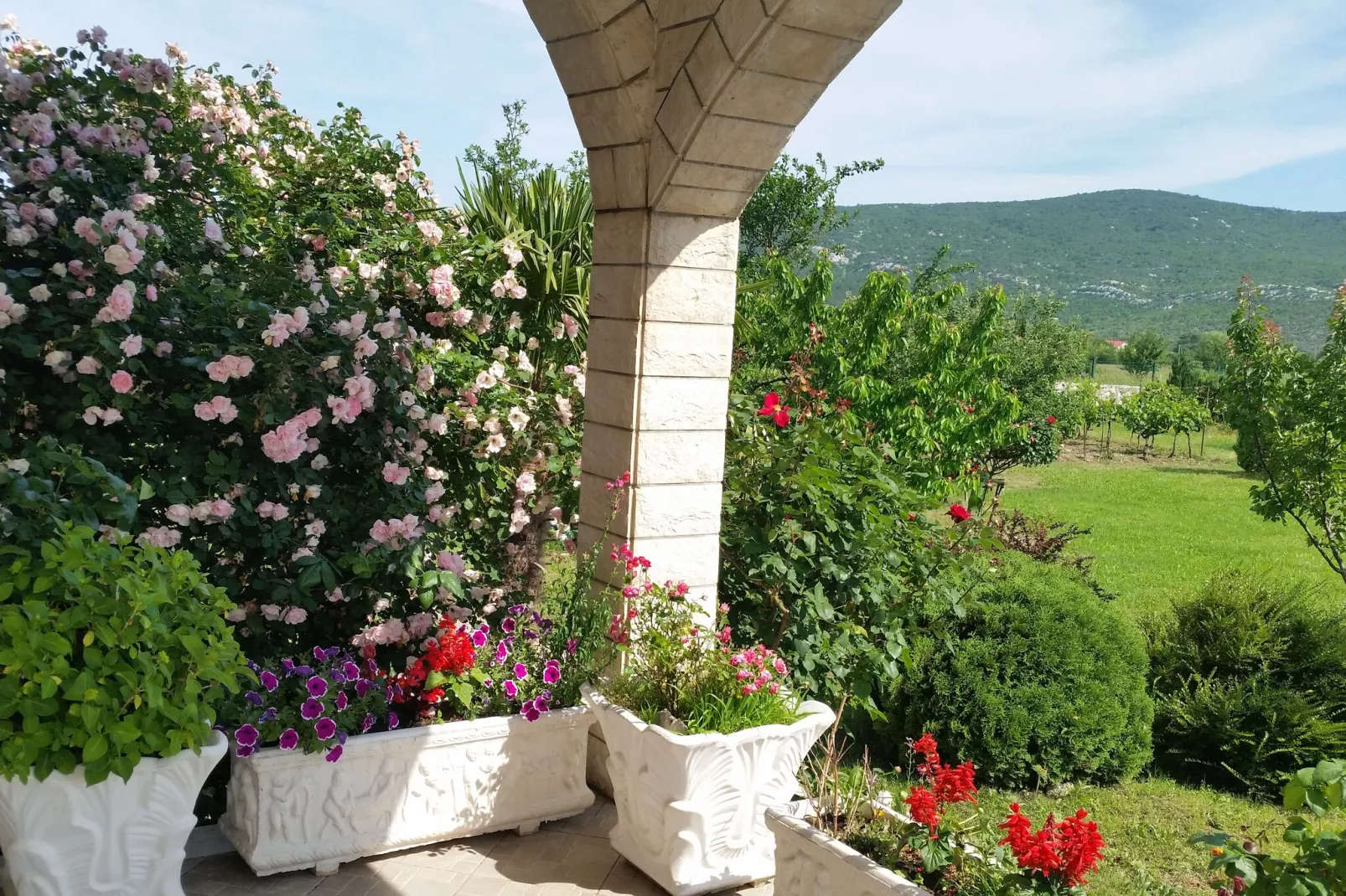 Villa Almas holiday house-Gardens summer