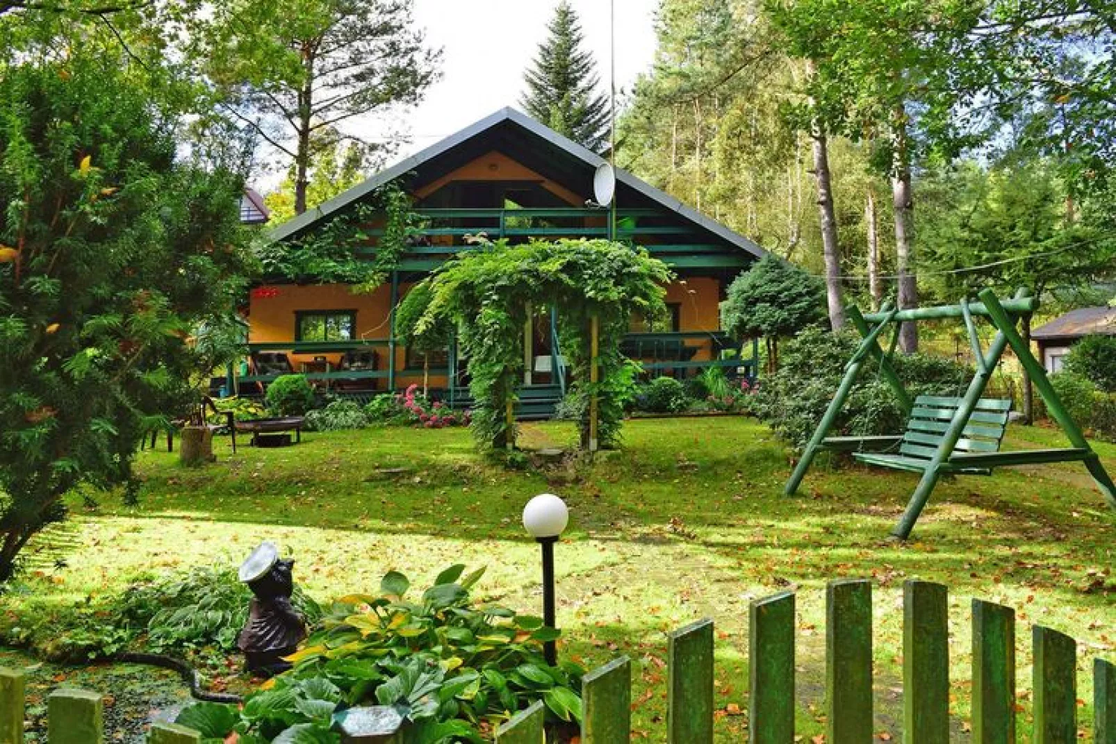 Holiday Home with whirlpool at the lake in Zakowo-Gärten Sommer