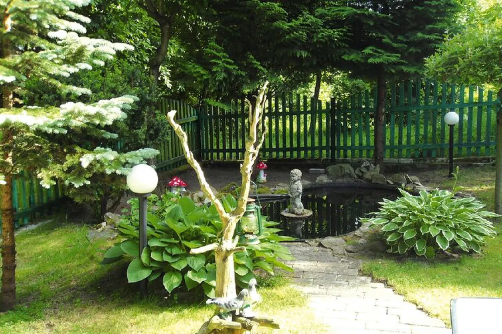 Holiday Home with whirlpool at the lake in Zakowo-Gärten Sommer
