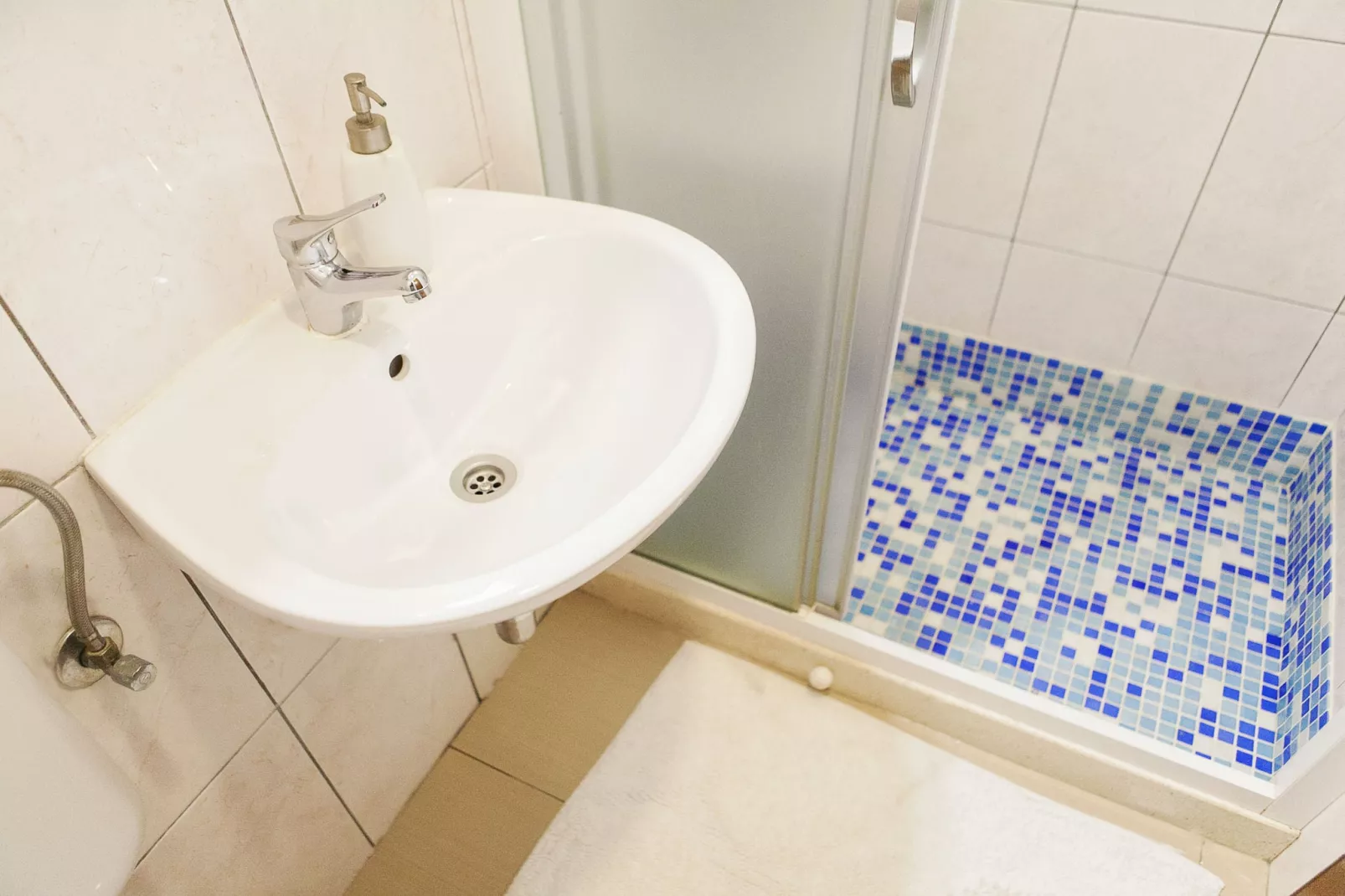 Olive apartment-Bathroom