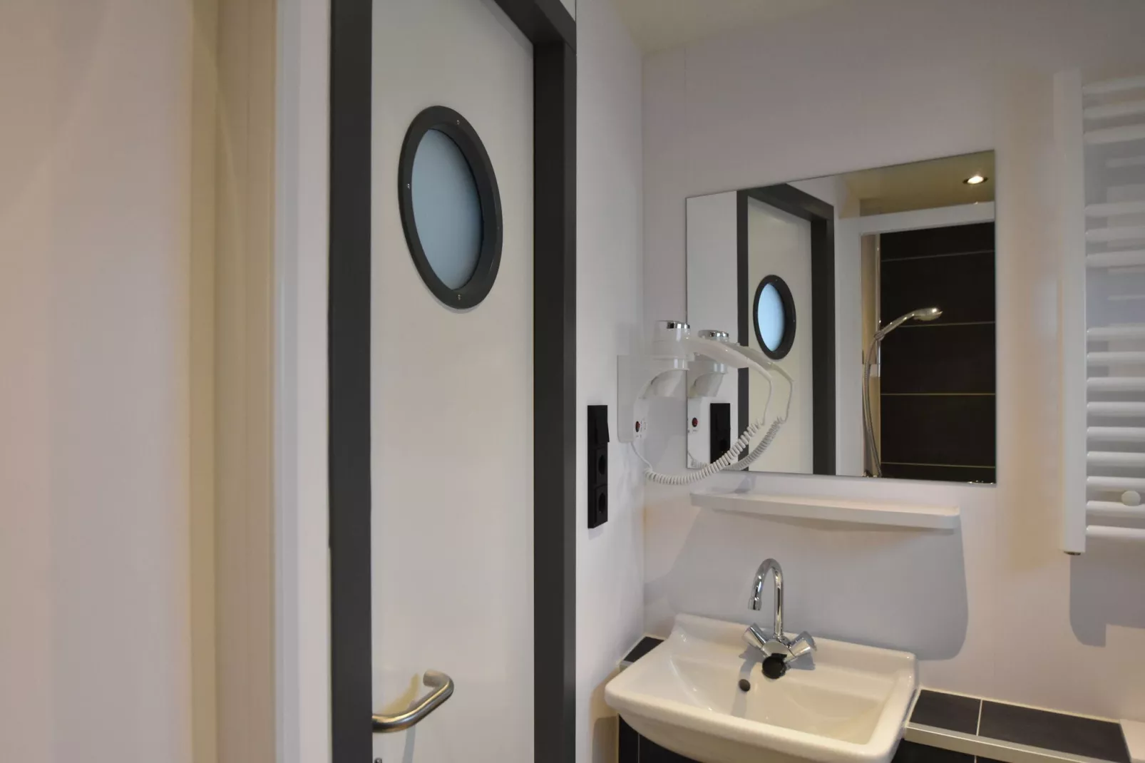 Boot Zonder Naam-Bathroom