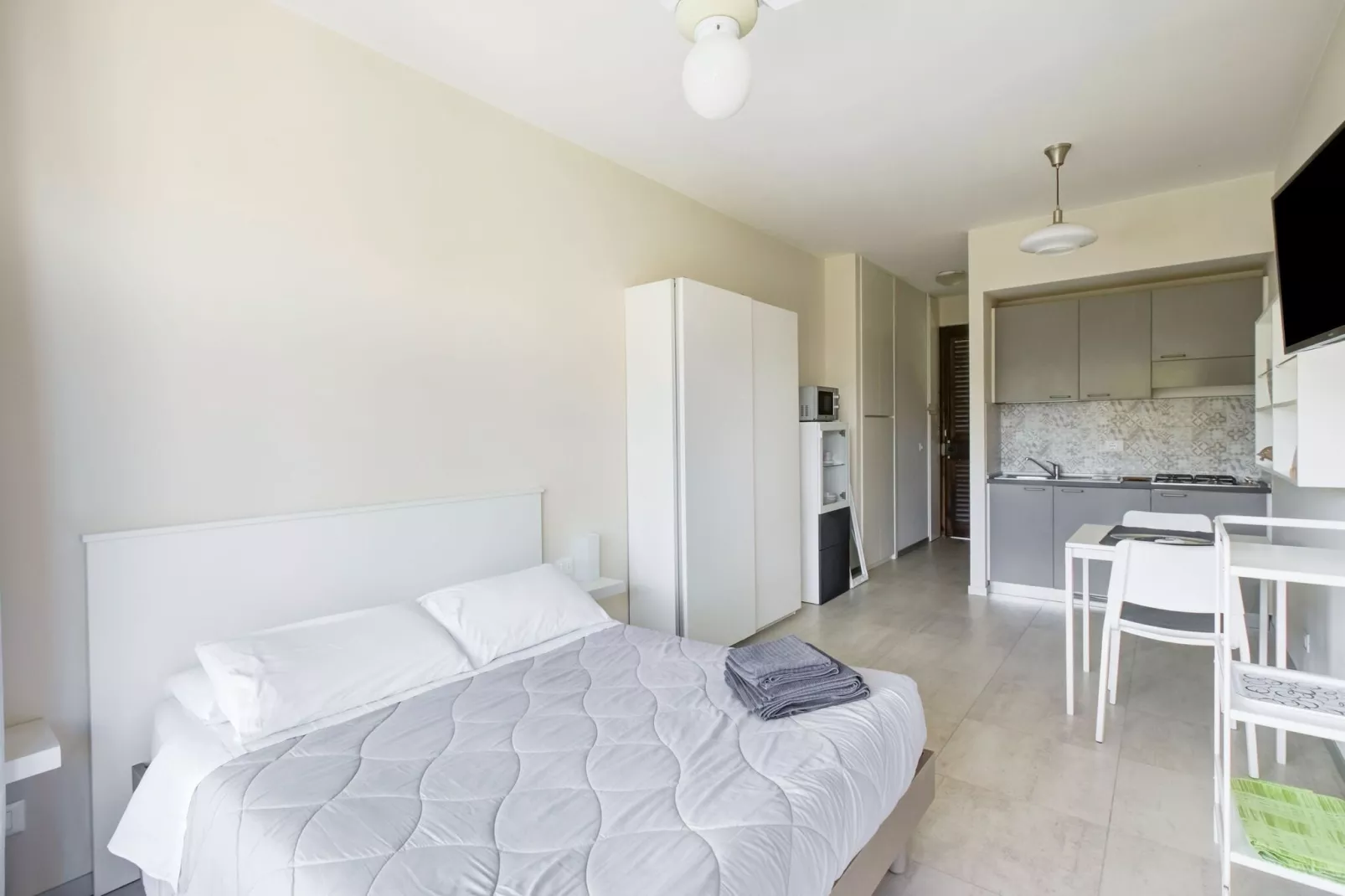 Jolly Mono-Bedroom