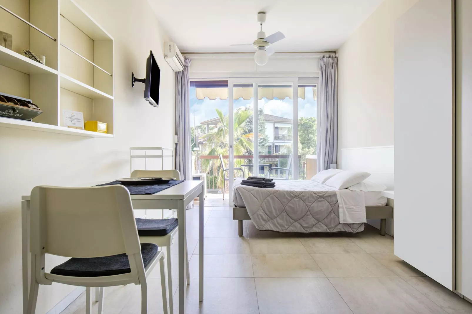Jolly Mono-Living room