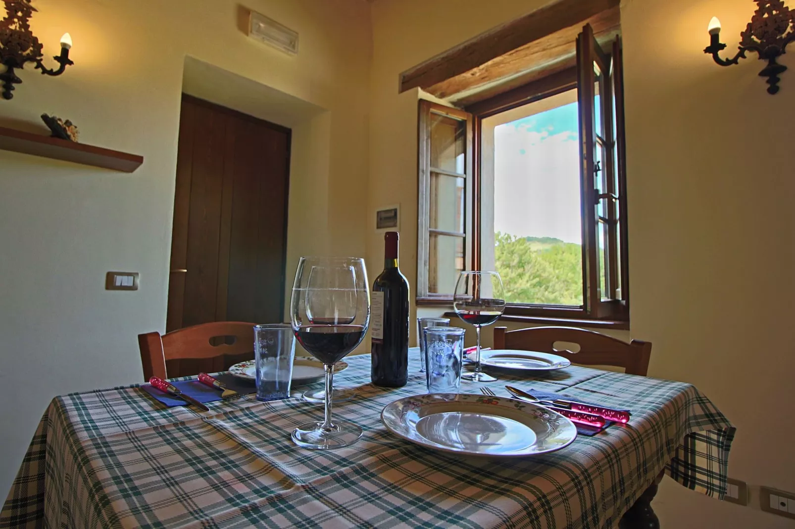 Secondo-Dining room