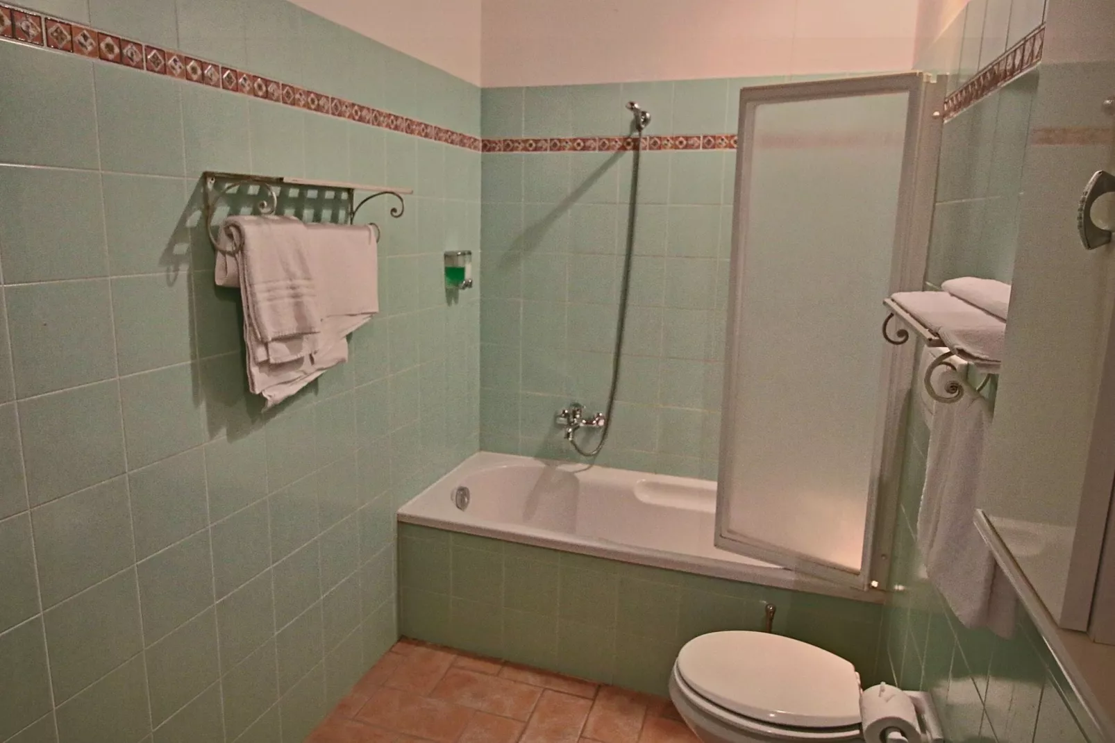 Secondo-Bathroom