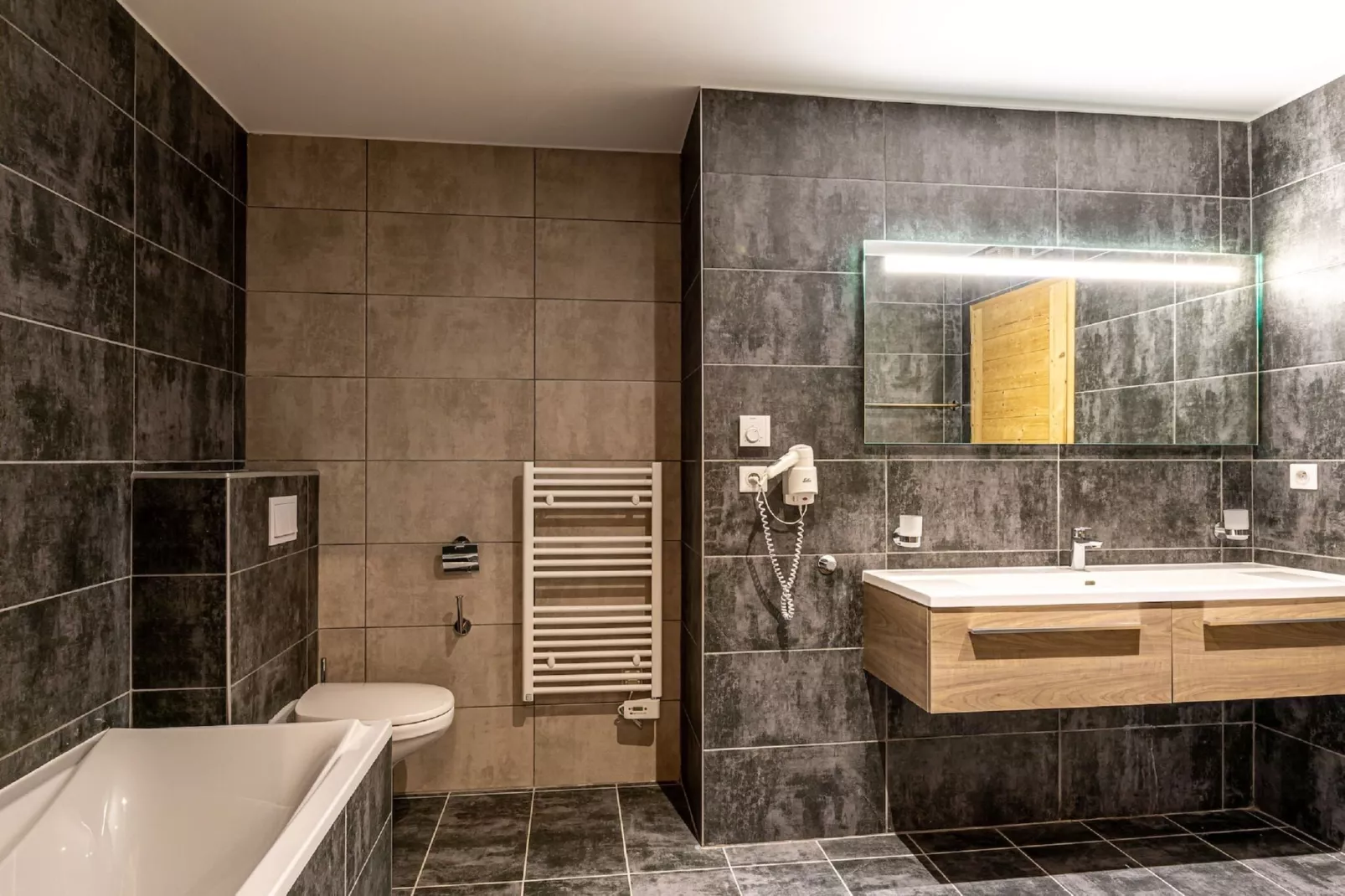 App. 8p.-Badezimmer
