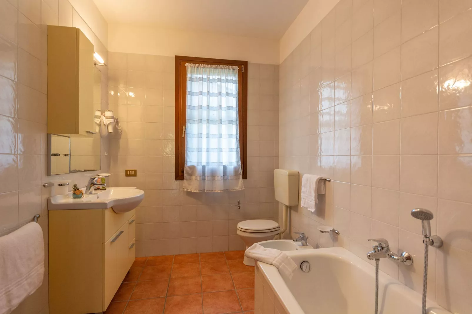 Village Albarella V4P-Bathroom