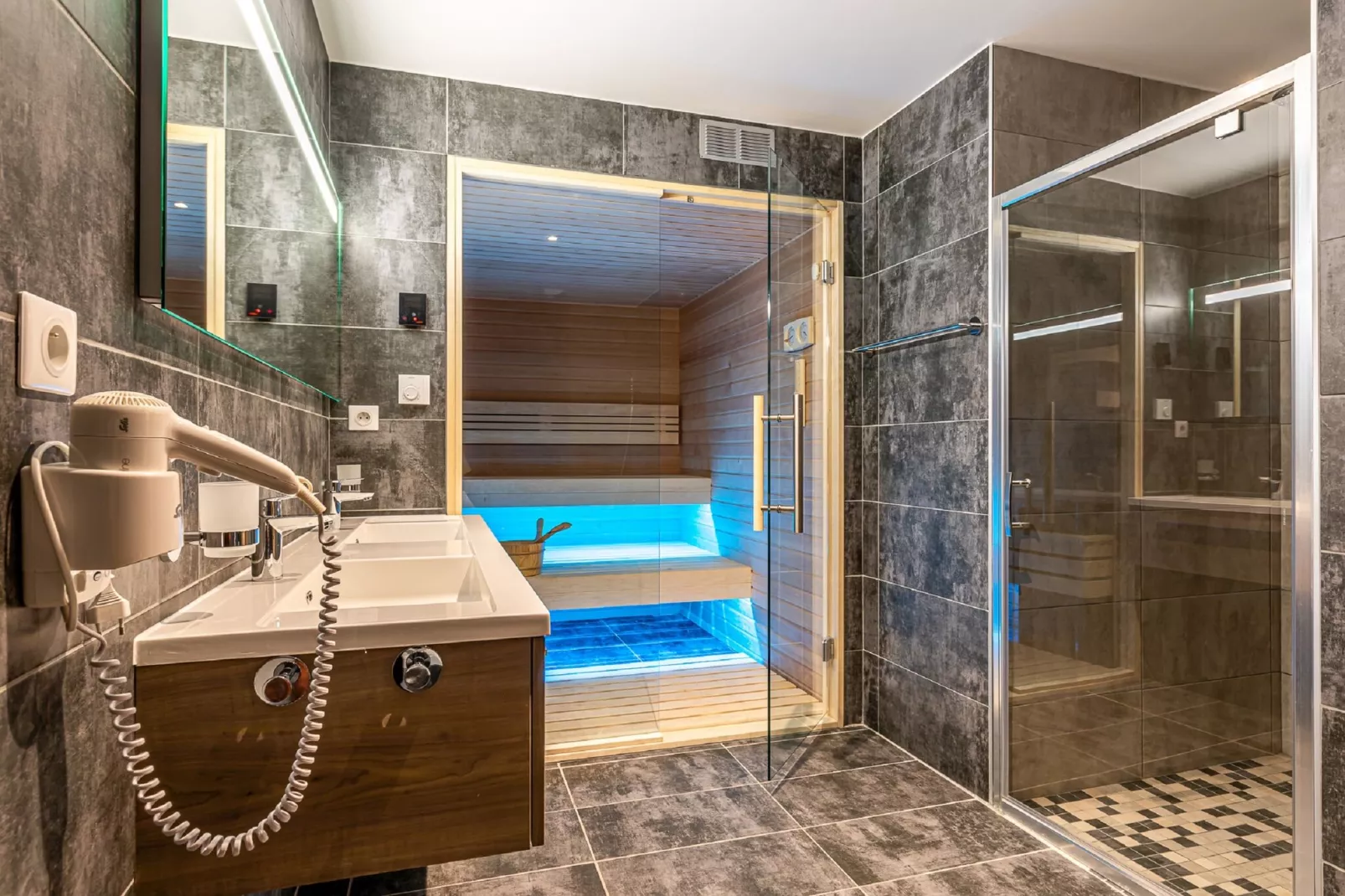 App. 8p. sauna-Salle de bain