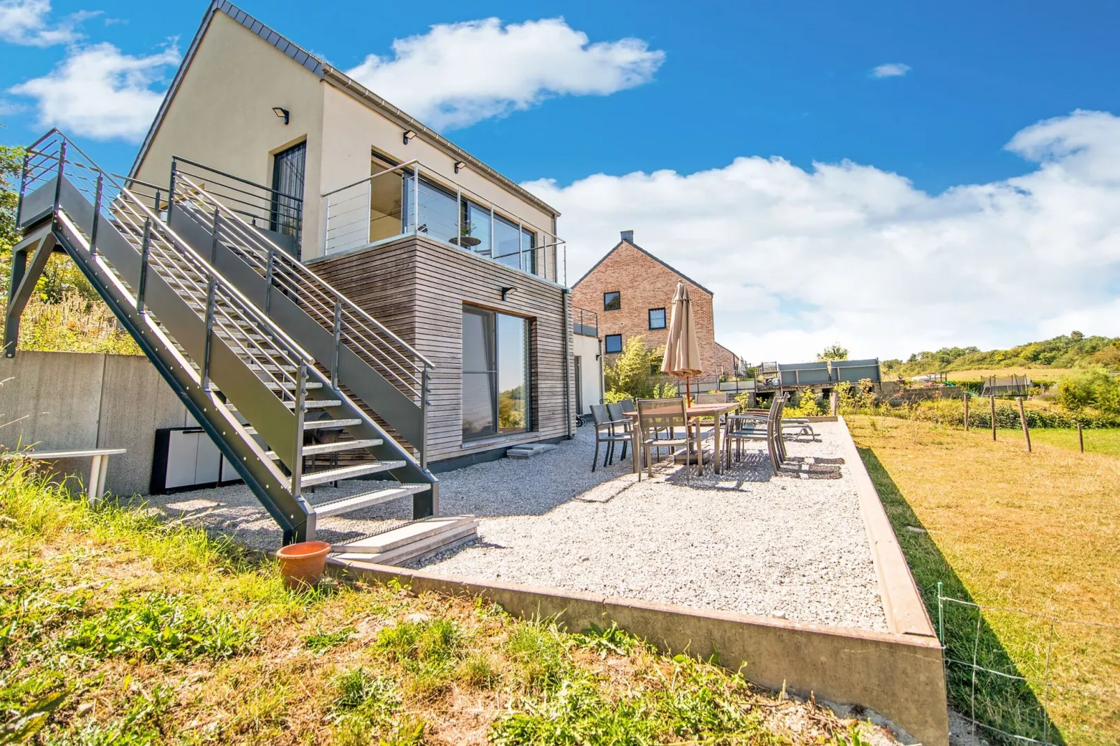 Alatienne-Exterior summer
