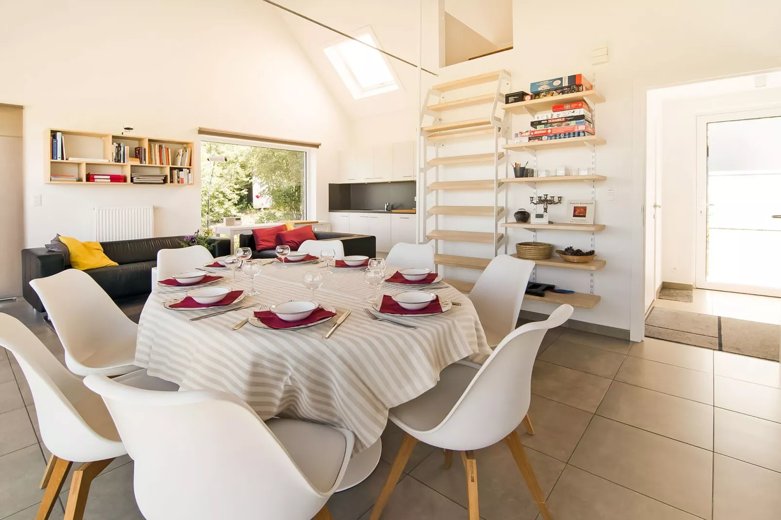 Alatienne-Dining room