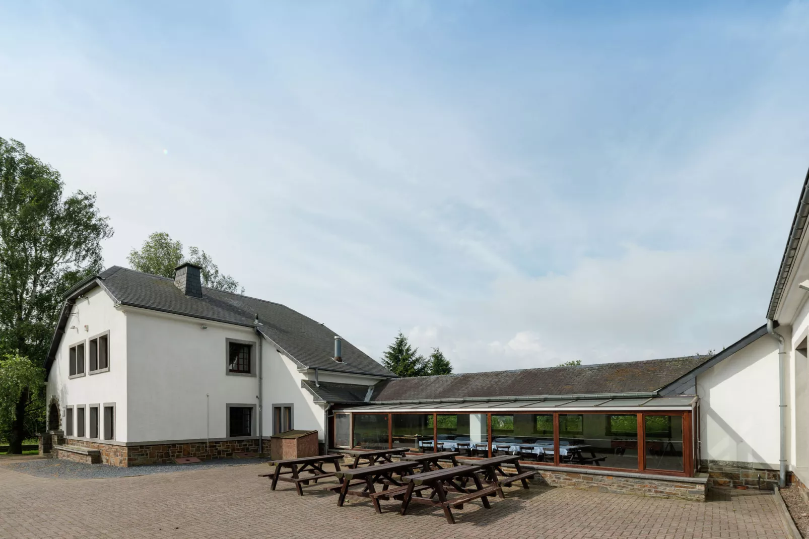 Ecole-Exterior summer