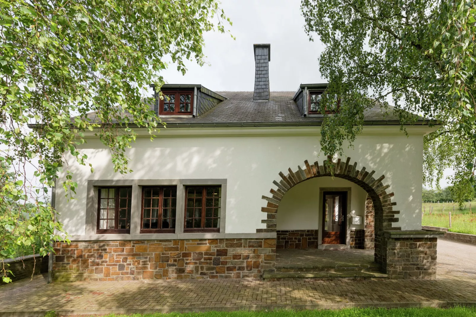 Ecole-Exterior summer