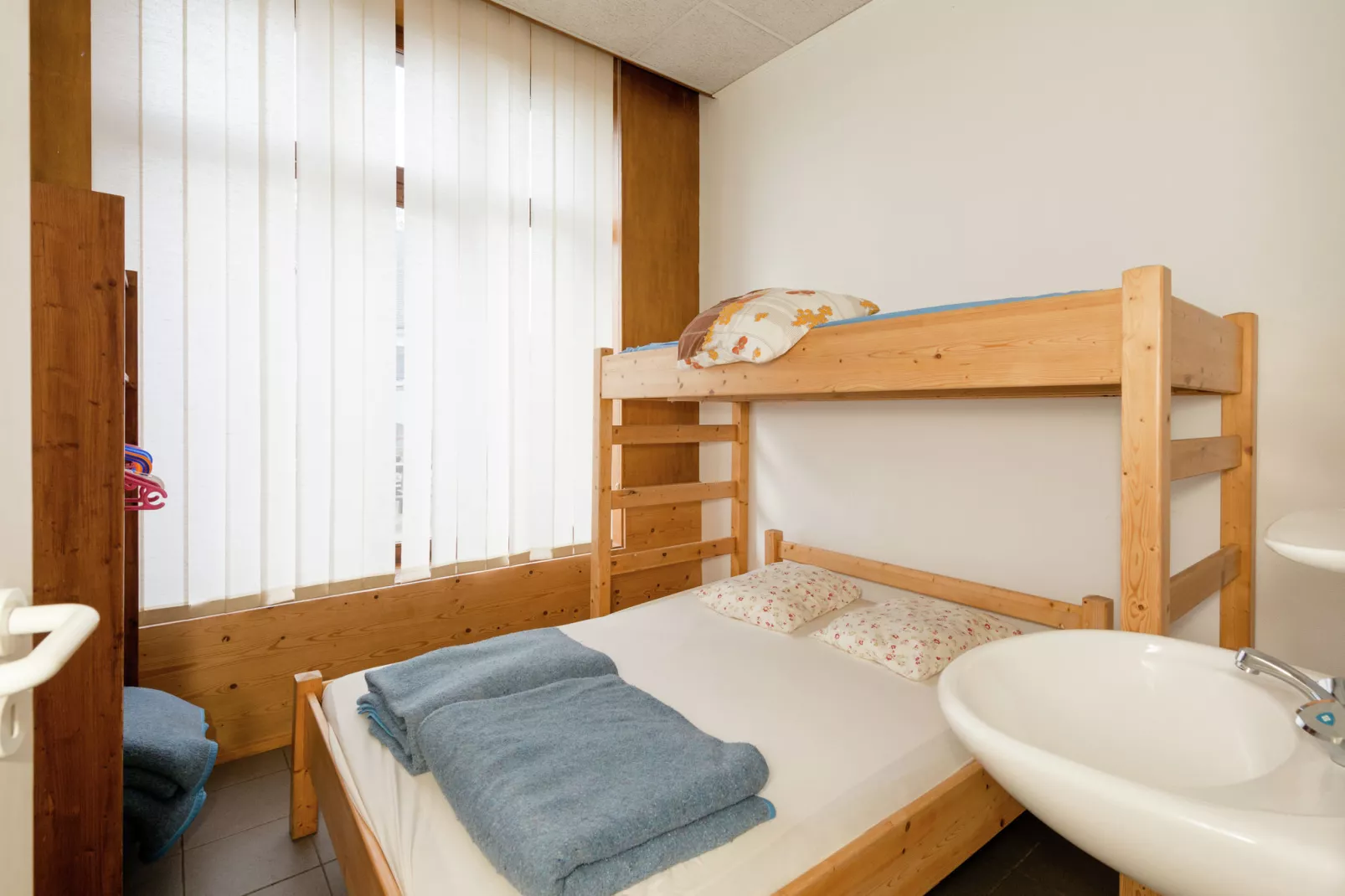 Ecole-Bedroom