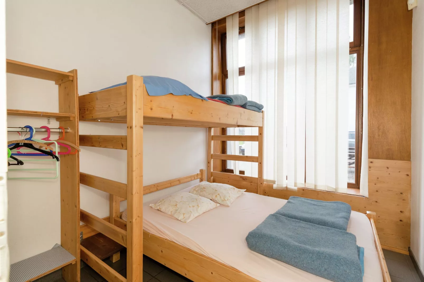 Ecole-Bedroom