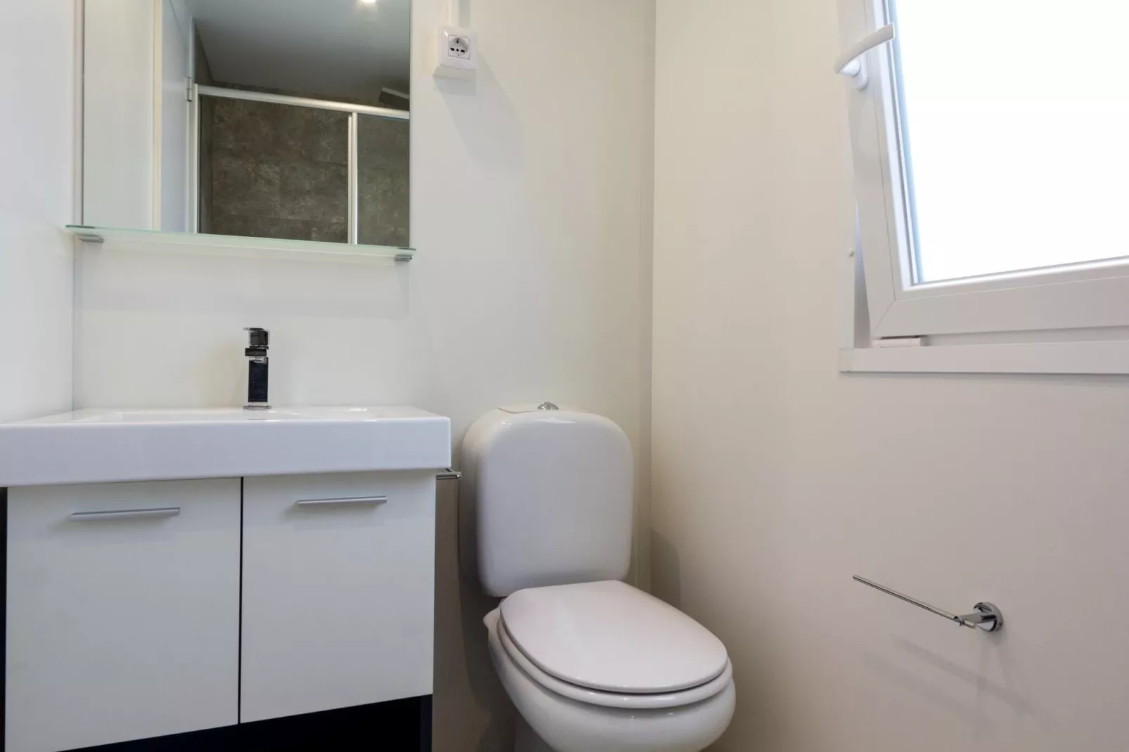 Mobile Homes The Garda Village, Sirmione-Maxi Caravan-Bathroom