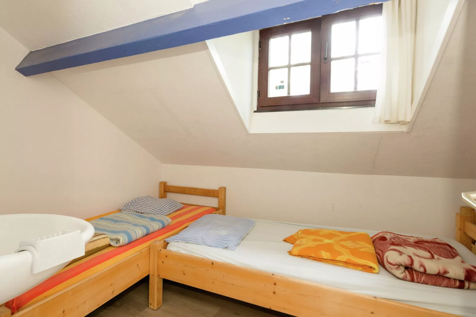 Ecole-Bedroom