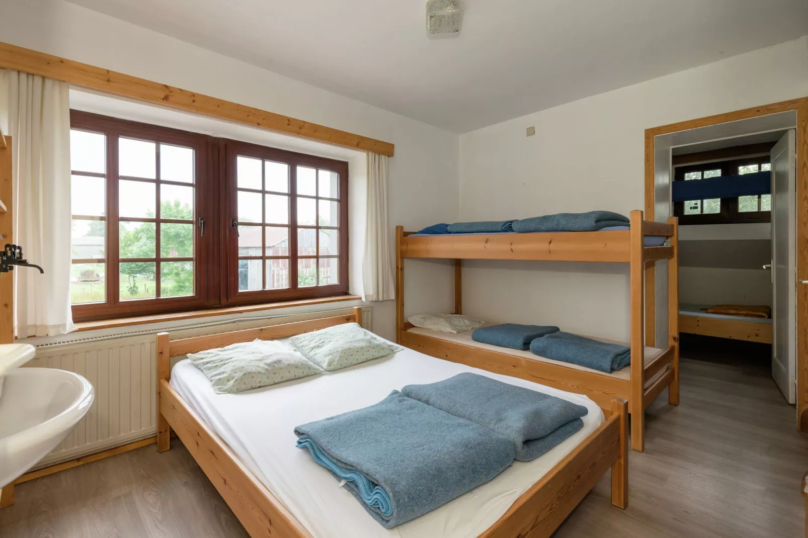 Ecole-Bedroom