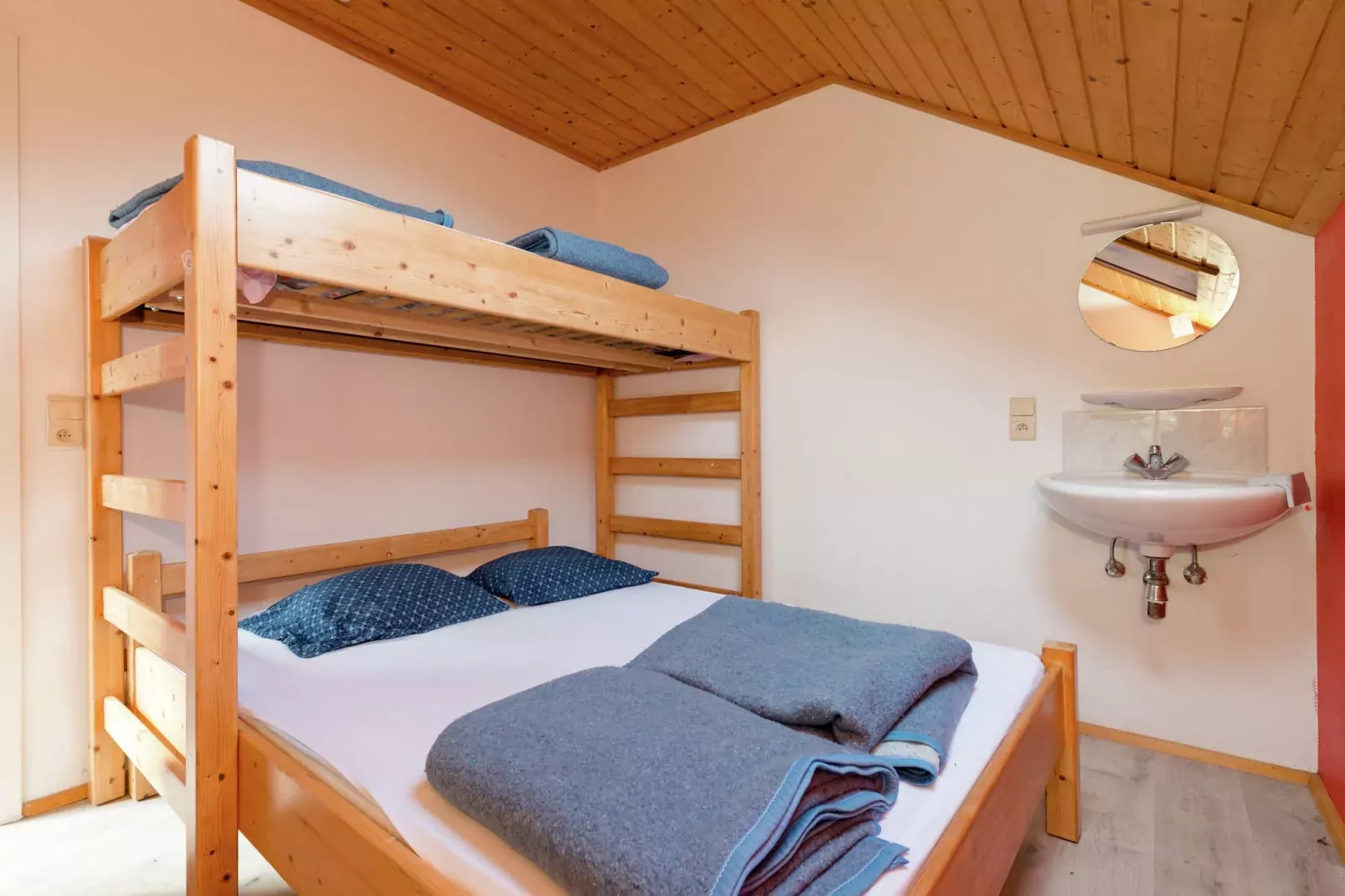 Ecole-Bedroom