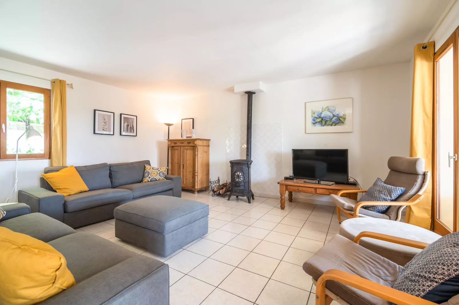 La Cave-Living room