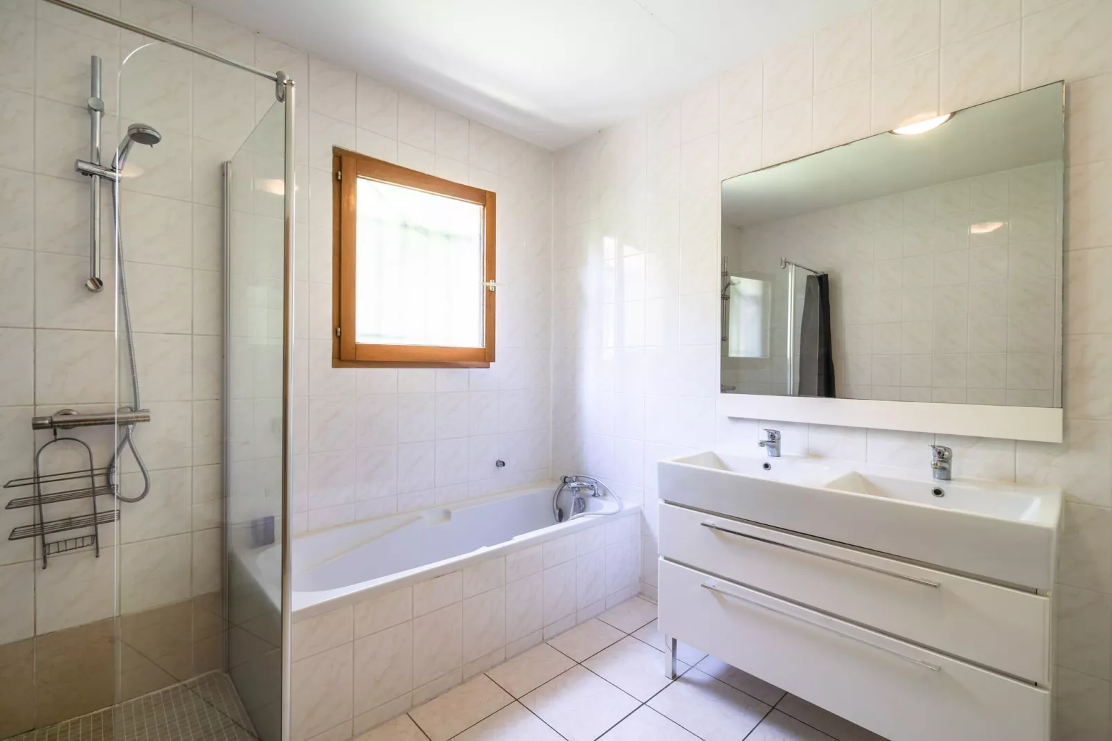 La Cave-Bathroom