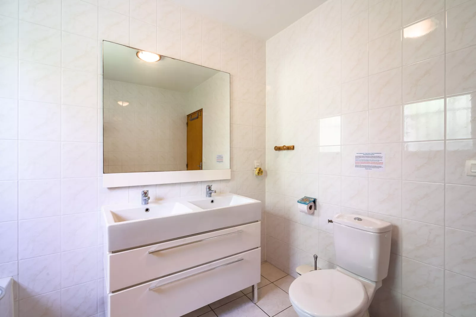 La Cave-Bathroom