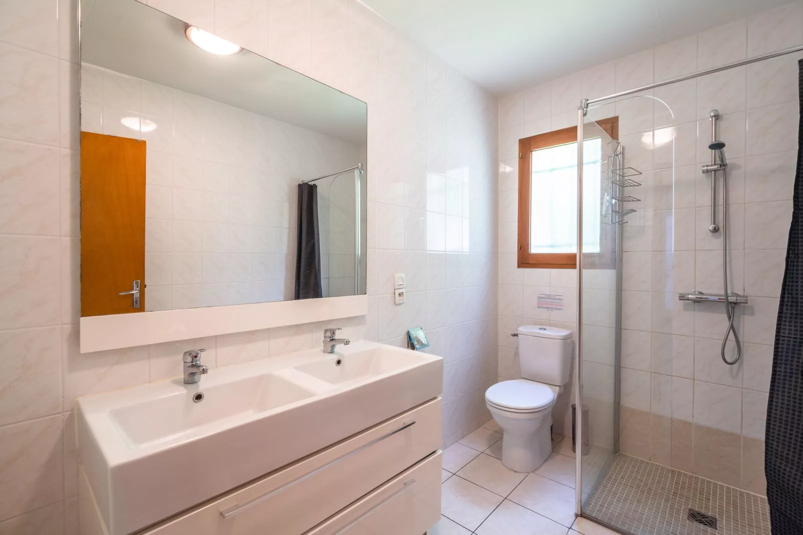 La Cave-Bathroom