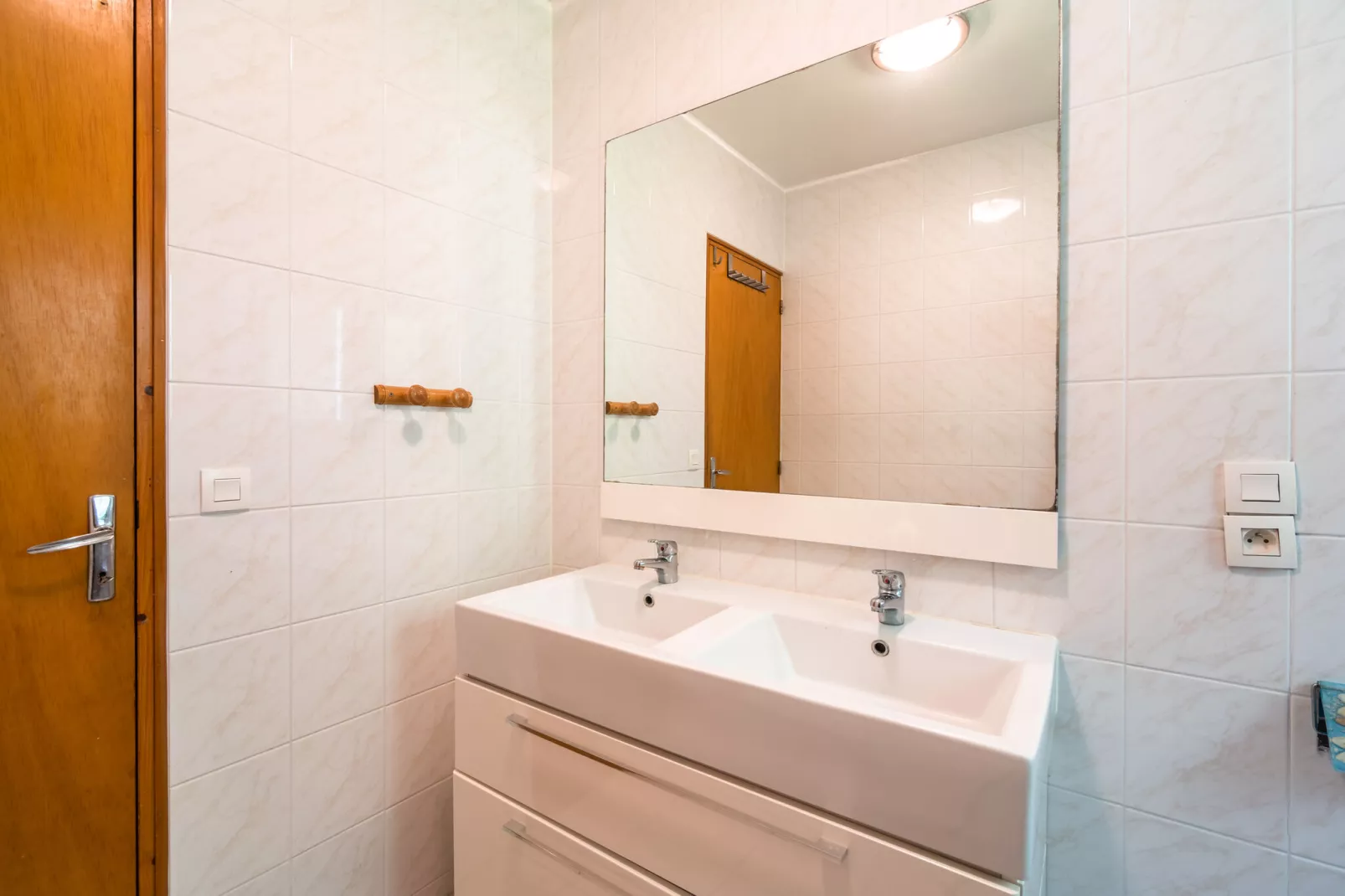 La Cave-Bathroom