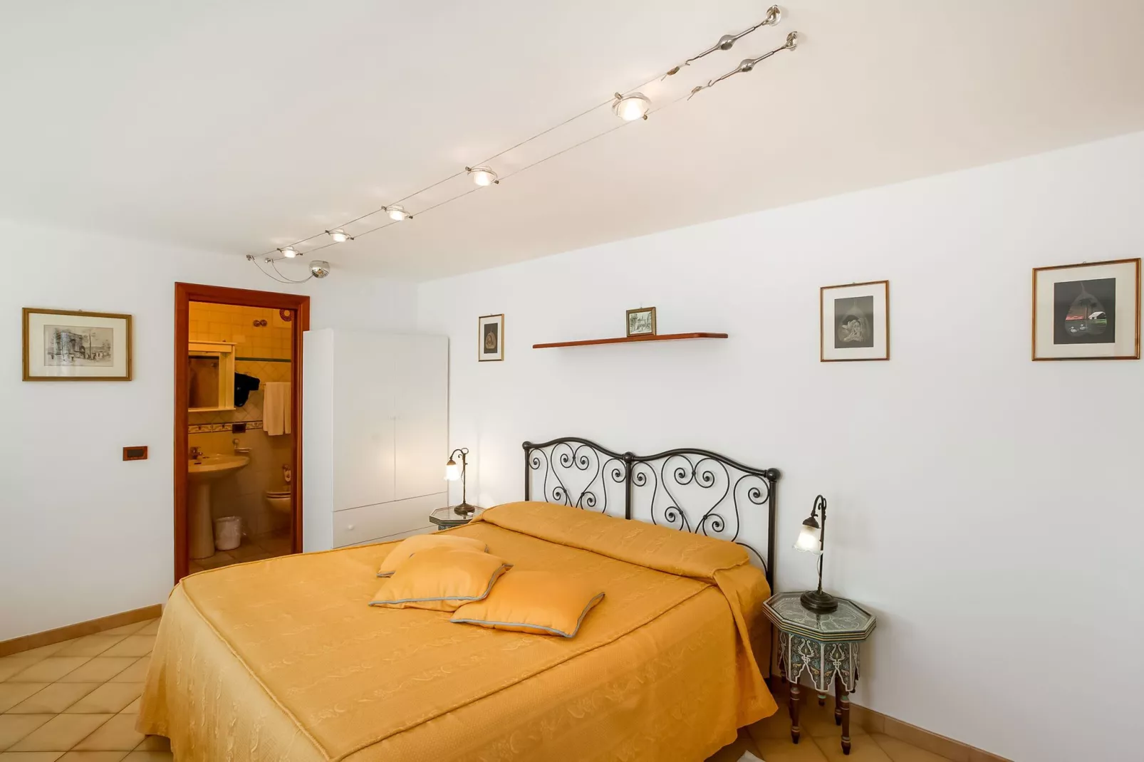 Arienzo-Bedroom