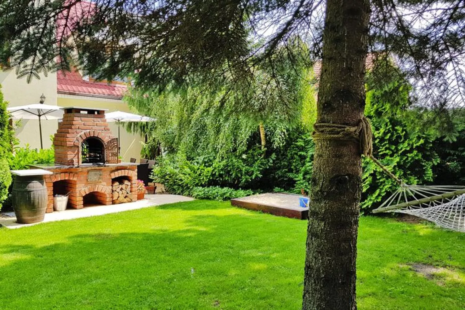 Komfortowy dom wakacyjny z prywatnym basenem dla 8 osób w Trzesaczu-Gardens summer