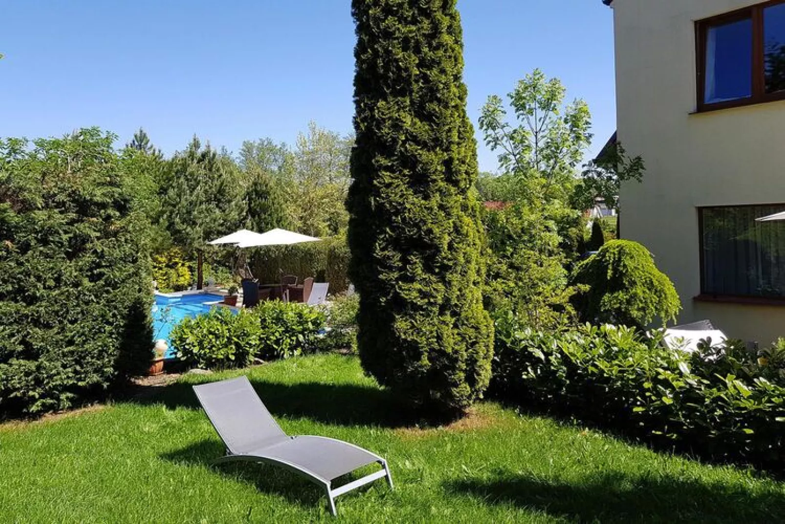 Komfortowy dom wakacyjny z prywatnym basenem dla 8 osób w Trzesaczu-Gardens summer