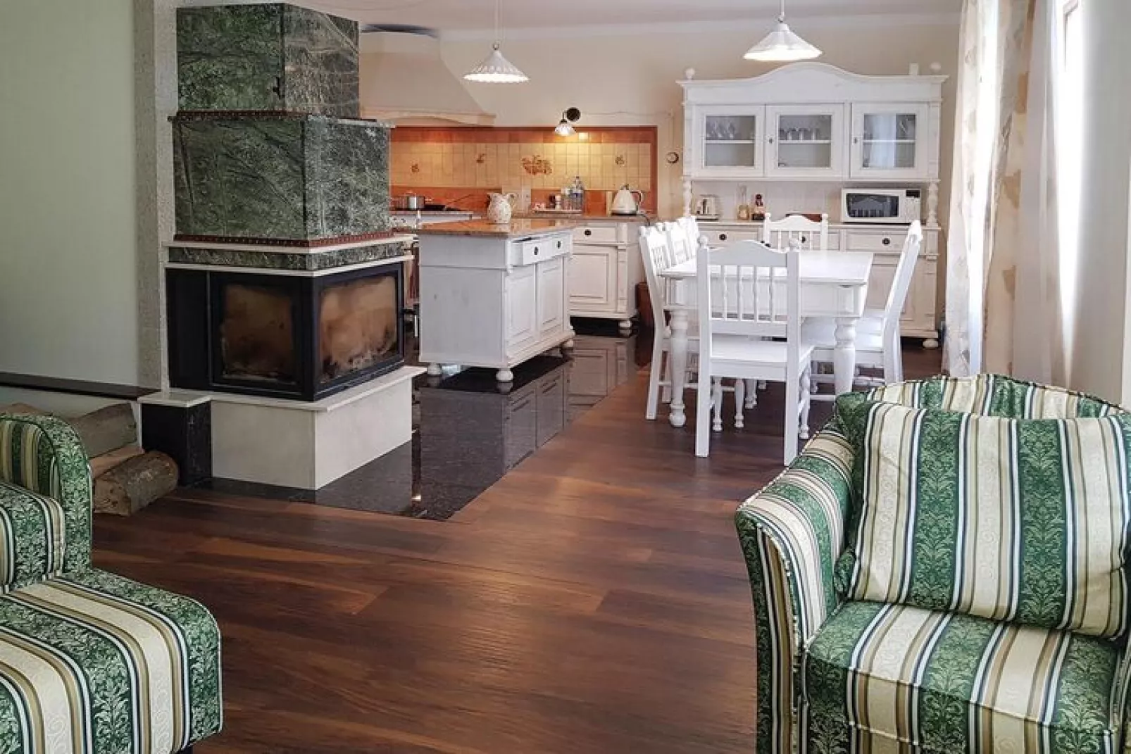 Komfortowy dom wakacyjny z prywatnym basenem dla 8 osób w Trzesaczu-Living room
