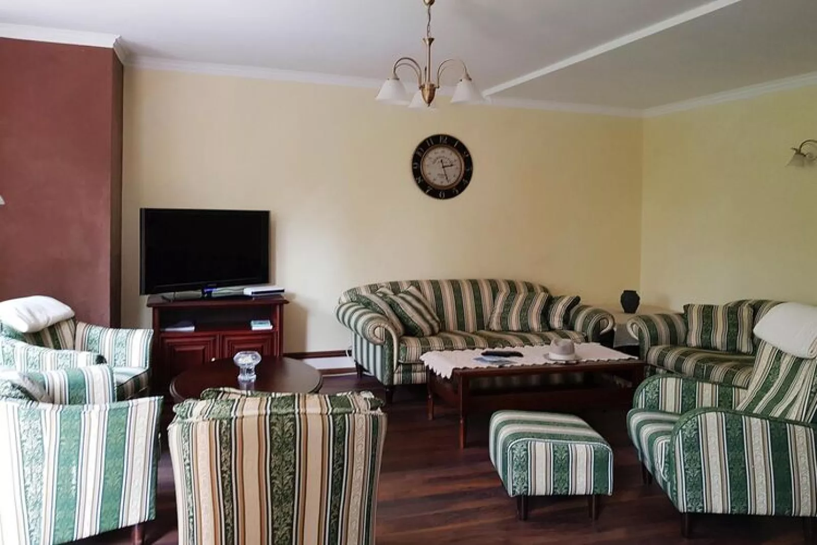 Komfortowy dom wakacyjny z prywatnym basenem dla 8 osób w Trzesaczu-Living room