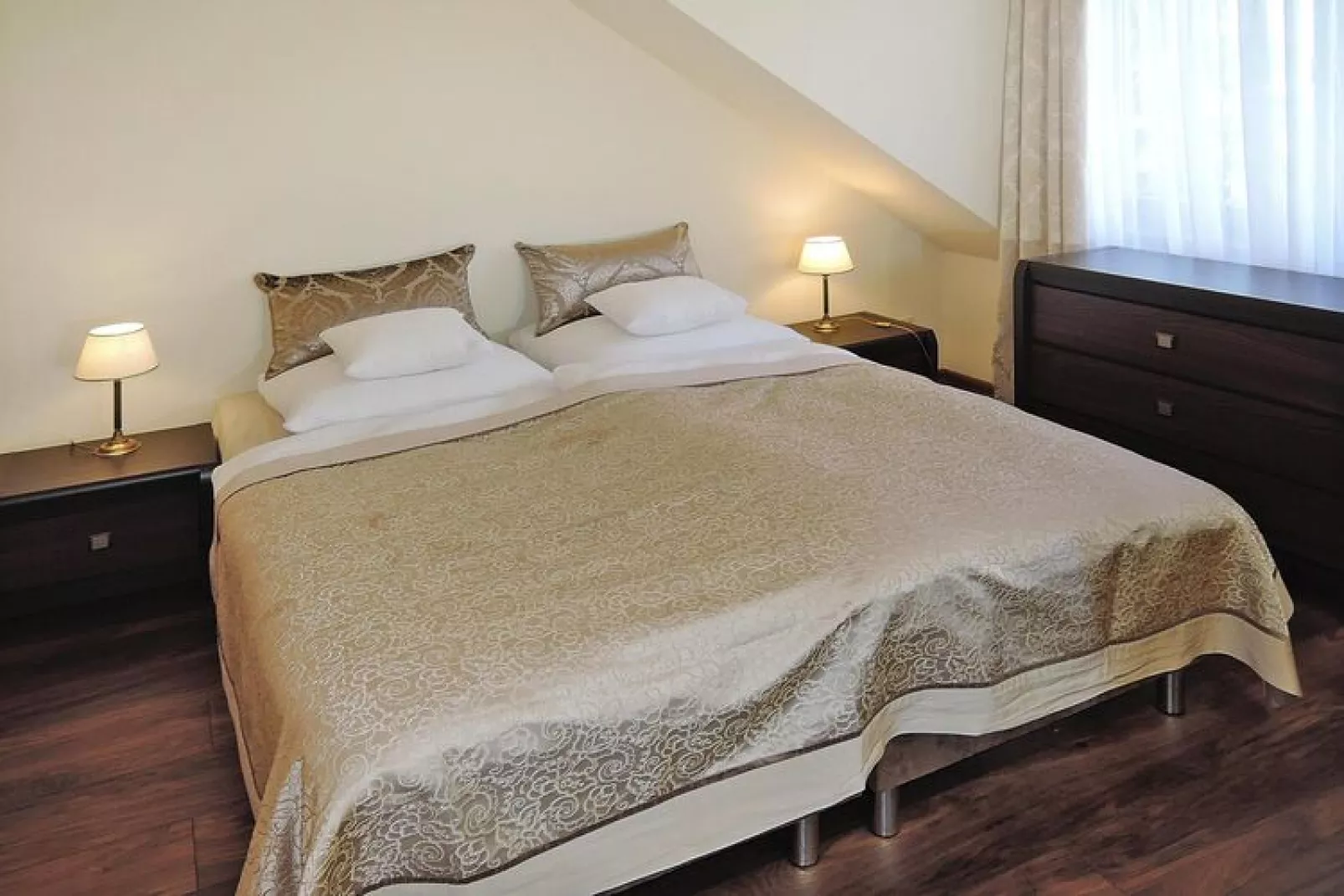 Komfortowy dom wakacyjny z prywatnym basenem dla 8 osób w Trzesaczu-Bedroom