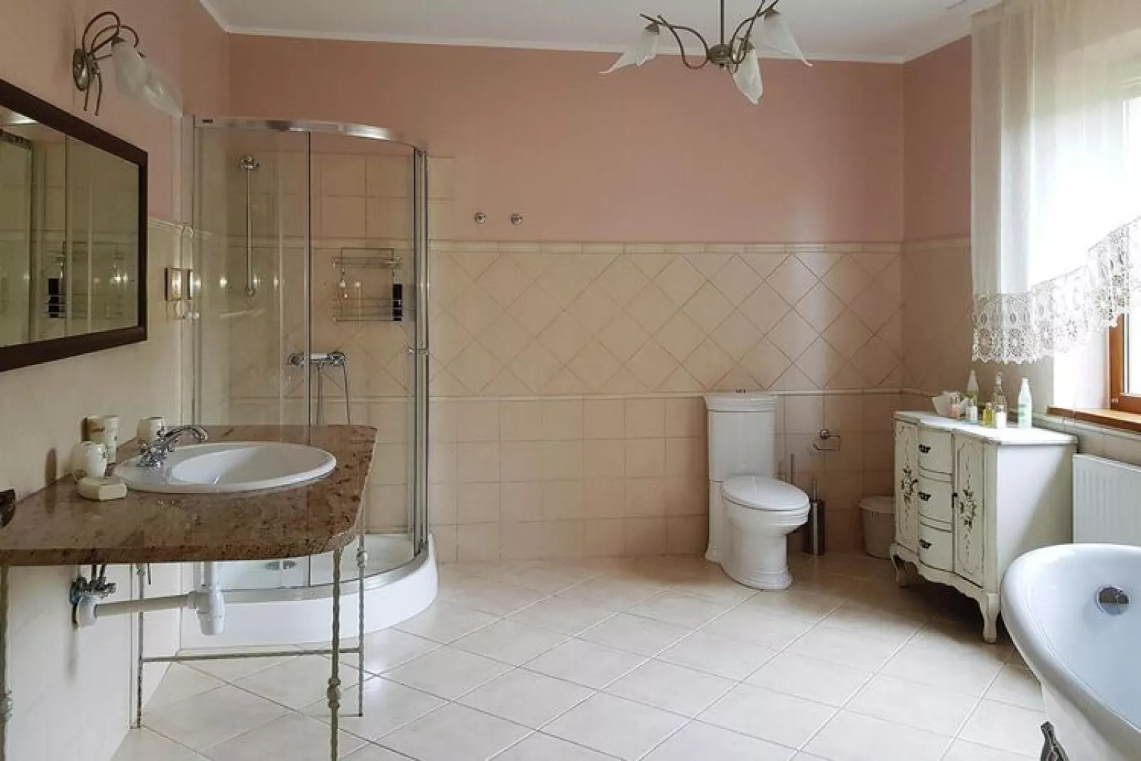 Komfortowy dom wakacyjny z prywatnym basenem dla 8 osób w Trzesaczu-Bathroom