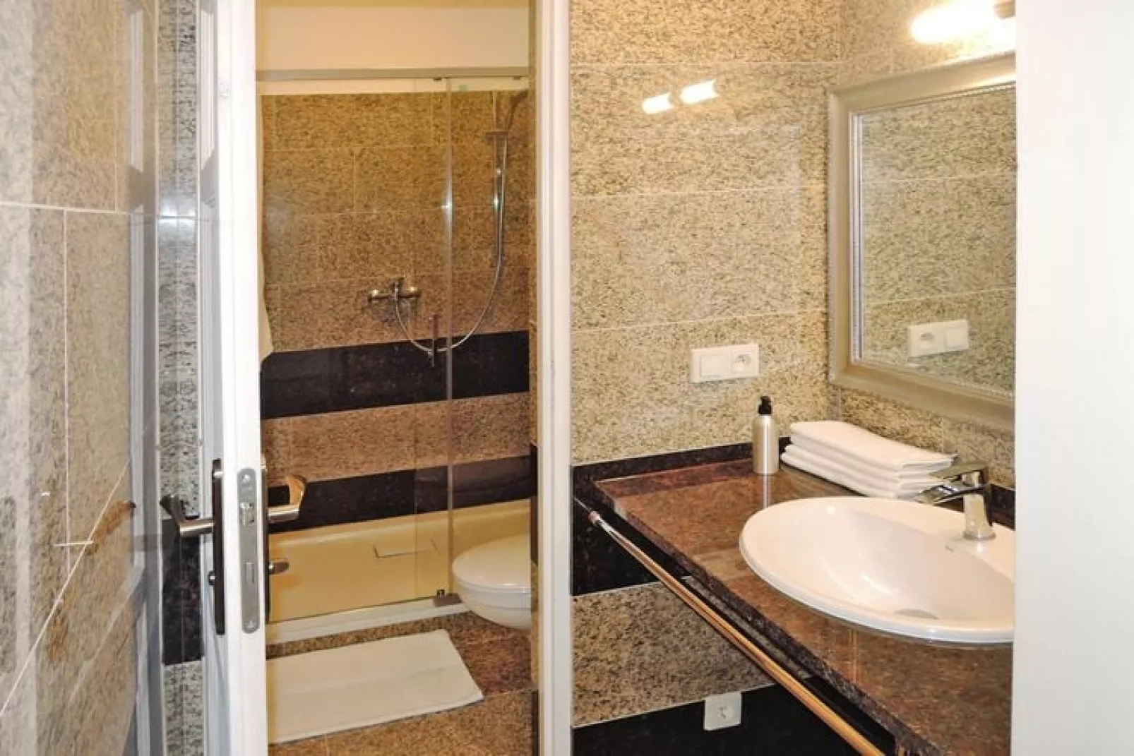 Komfortowy dom wakacyjny z prywatnym basenem dla 8 osób w Trzesaczu-Bathroom