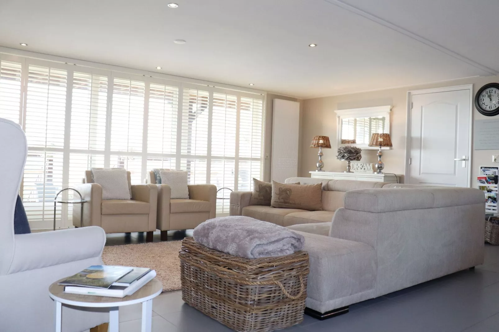 Wol Thus-Living room