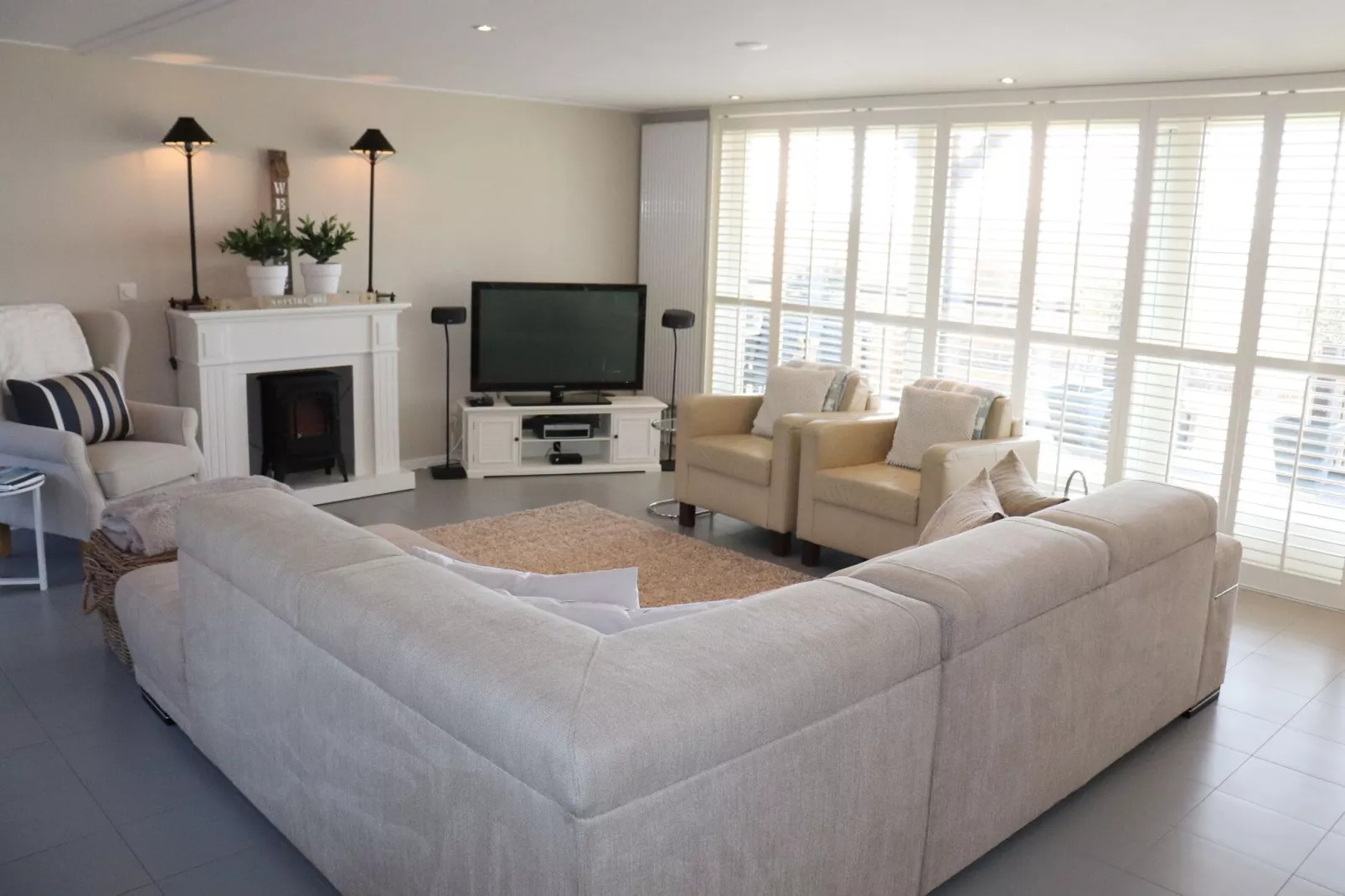Wol Thus-Living room