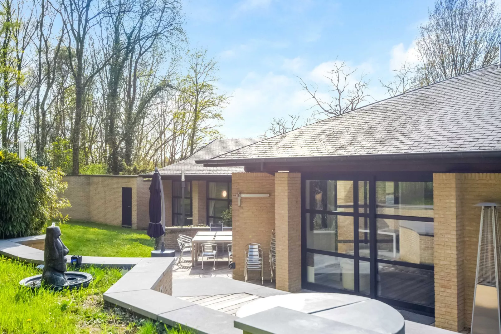 Havre de Paix-Exterior summer