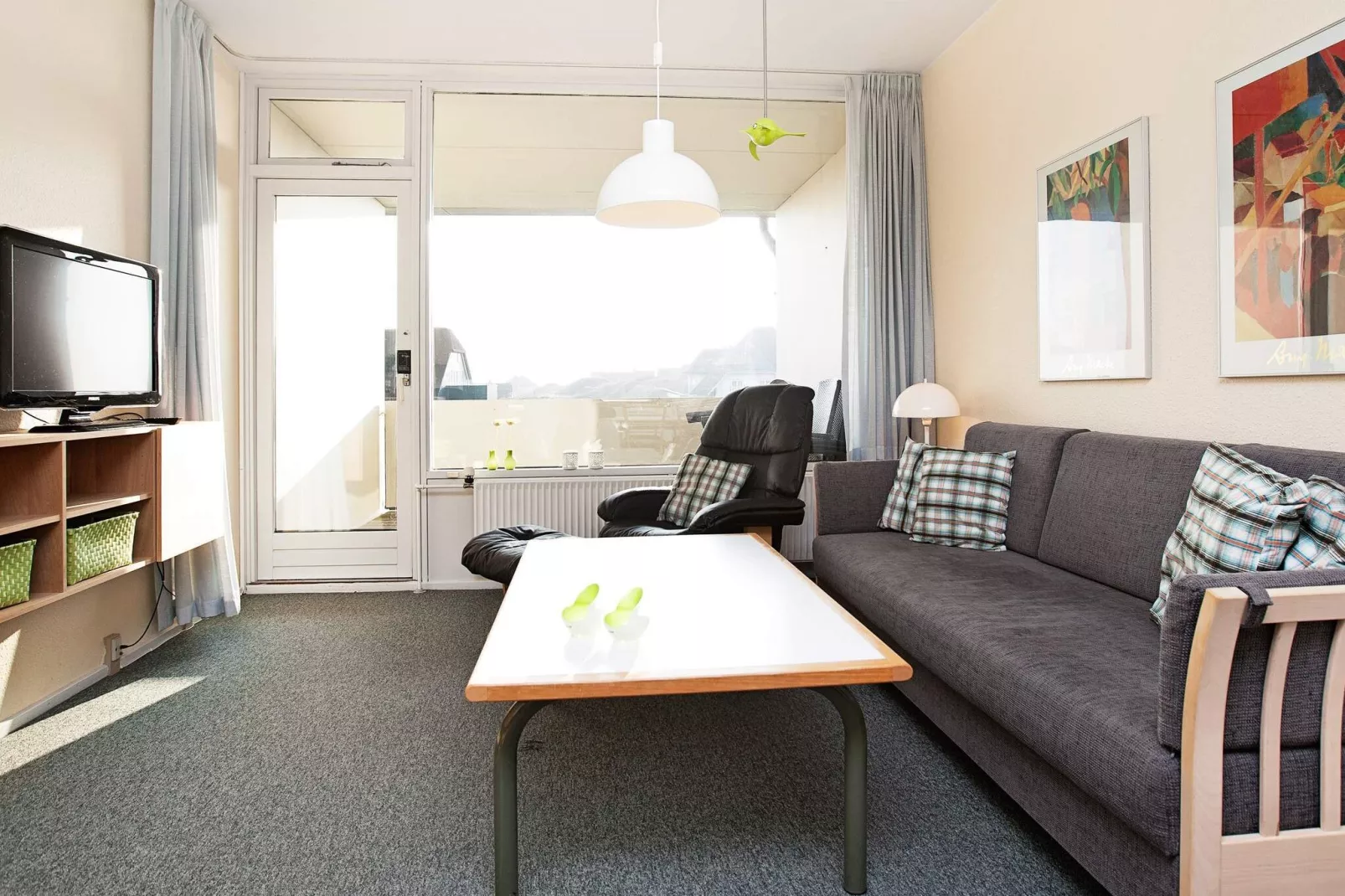 2 room south facing-Innen