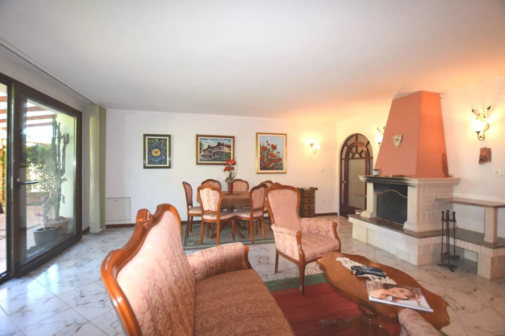 Sara-Living room