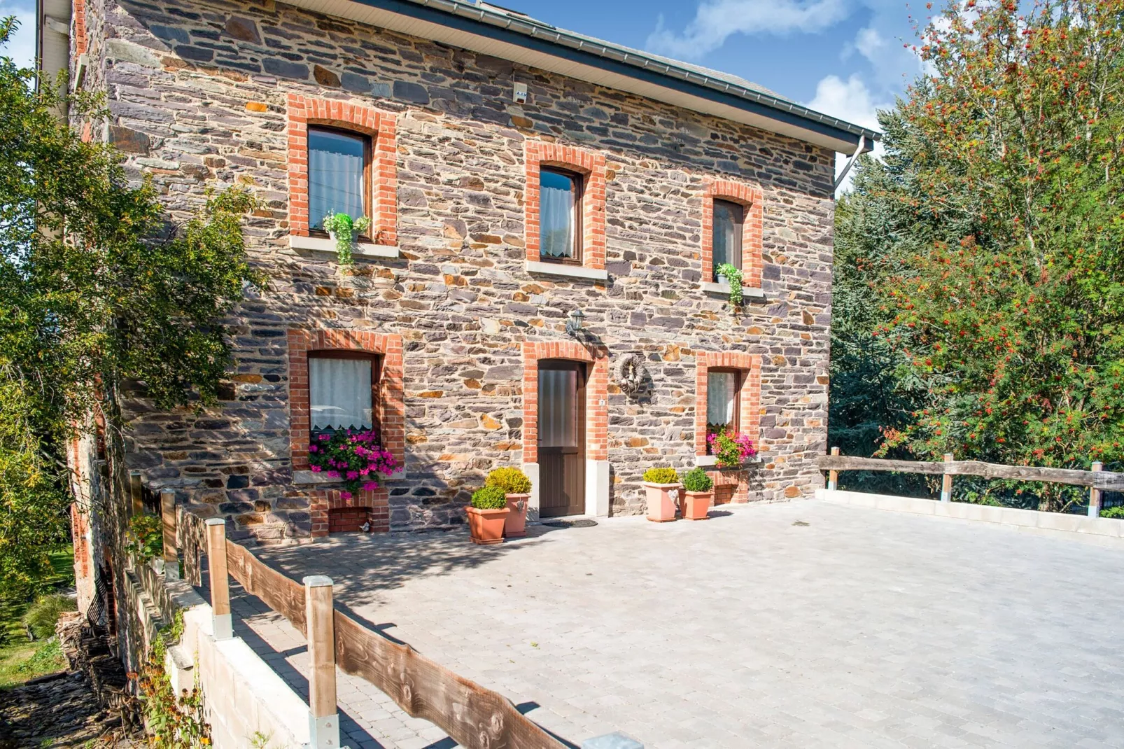 Les Pénates-Exterior summer