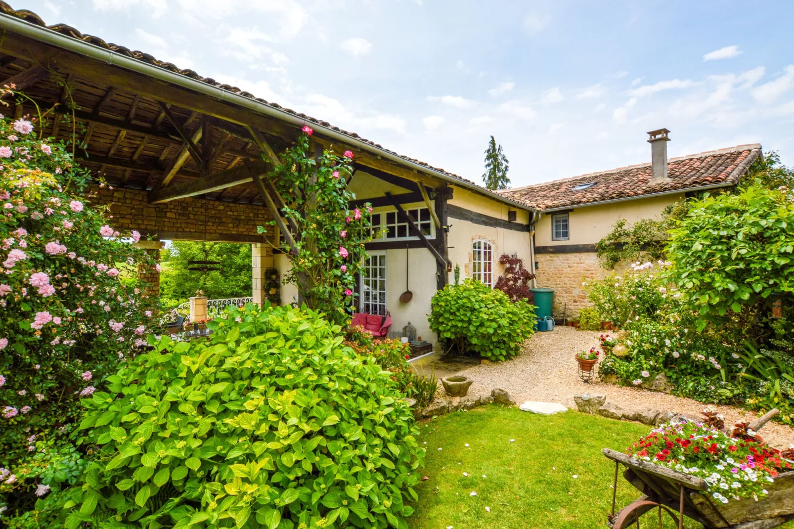 Maison fabuleuse avec piscine-Exterior summer
